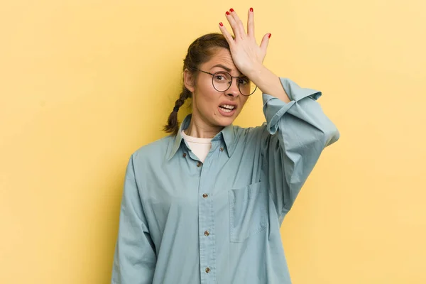 Jonge Mooie Vrouw Opvoeden Palm Naar Voorhoofd Denken Oeps Het — Stockfoto