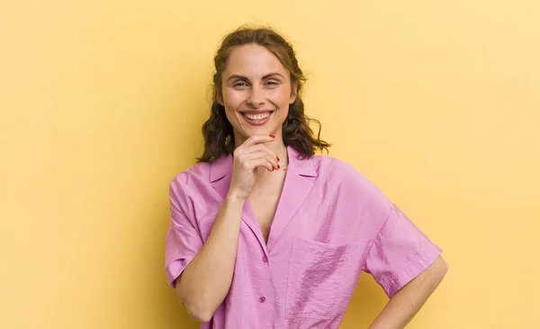 Jong Mooi Vrouw Kijken Gelukkig Glimlachen Met Hand Kin Afvragen — Stockfoto