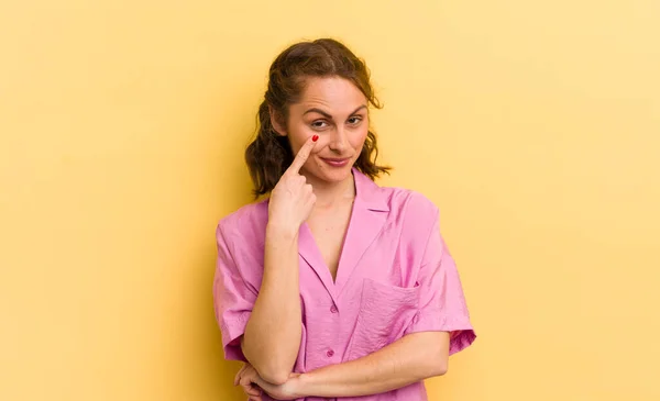 Jovem Bonita Mulher Manter Olho Você Não Confiando Assistindo Ficar — Fotografia de Stock