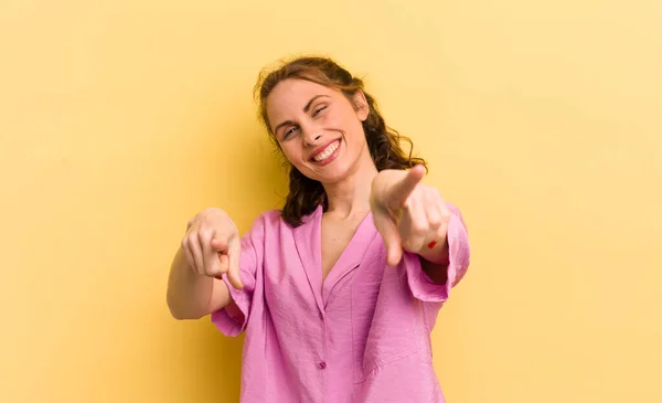 Joven Bonita Mujer Sintiéndose Feliz Confiada Apuntando Cámara Con Ambas —  Fotos de Stock