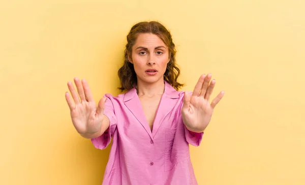 Jovem Bonita Mulher Olhando Sério Infeliz Irritado Descontente Proibindo Entrada — Fotografia de Stock