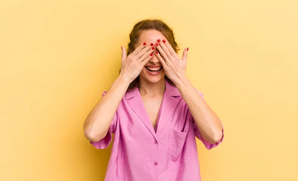 Joven Bonita Mujer Sonriendo Sintiéndose Feliz Cubriendo Los Ojos Con —  Fotos de Stock