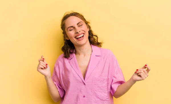 Joven Bonita Mujer Sonriendo Sintiéndose Despreocupada Relajada Feliz Bailando Escuchando — Foto de Stock