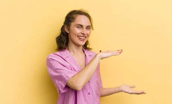 Jovem Mulher Bonita Sorrindo Sentindo Feliz Positiva Satisfeita Segurando Mostrando — Fotografia de Stock