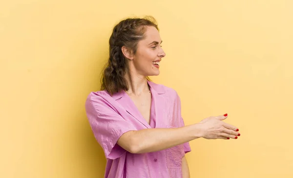 Giovane Bella Donna Sorridente Saluta Offre Una Stretta Mano Concludere — Foto Stock