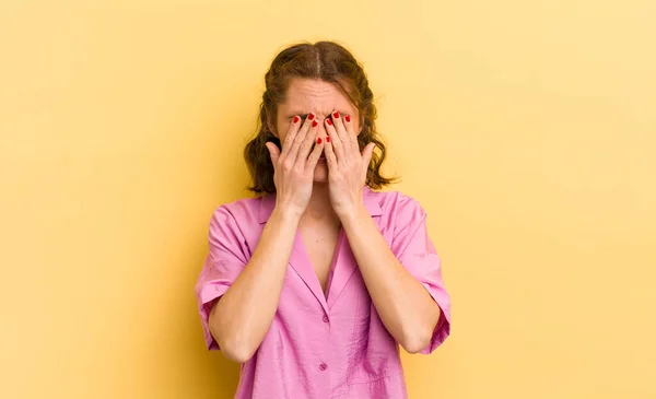 Ung Vacker Kvinna Känner Sig Ledsen Frustrerad Nervös Och Deprimerad — Stockfoto