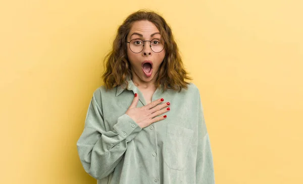 Junge Hübsche Frau Die Schockiert Erstaunt Und Überrascht Ist Mit — Stockfoto