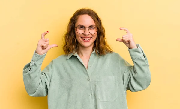 Giovane Bella Donna Che Incornicia Delinea Proprio Sorriso Con Entrambe — Foto Stock