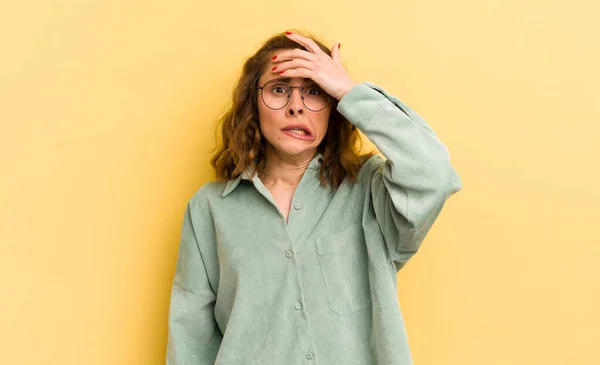 Junge Hübsche Frau Die Über Eine Vergessene Frist Panik Gerät — Stockfoto