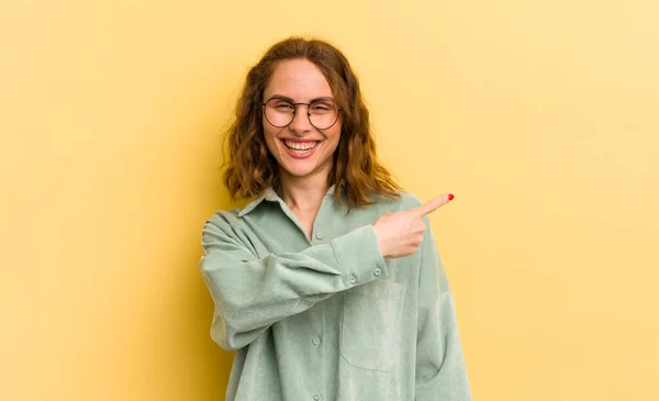 Jong Mooi Vrouw Kijken Opgewonden Verrast Wijzend Naar Kant Omhoog — Stockfoto