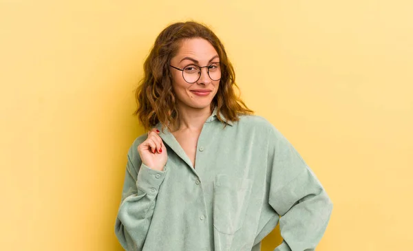 Junge Hübsche Frau Die Arrogant Erfolgreich Positiv Und Stolz Wirkt — Stockfoto