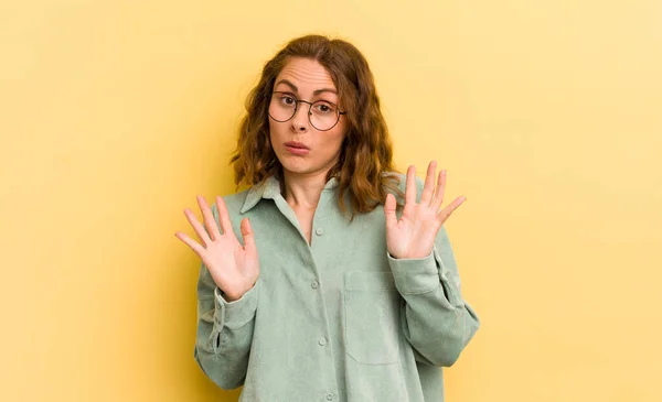 Jonge Mooie Vrouw Kijken Nerveus Angstig Bezorgd Gezegde Niet Mijn — Stockfoto