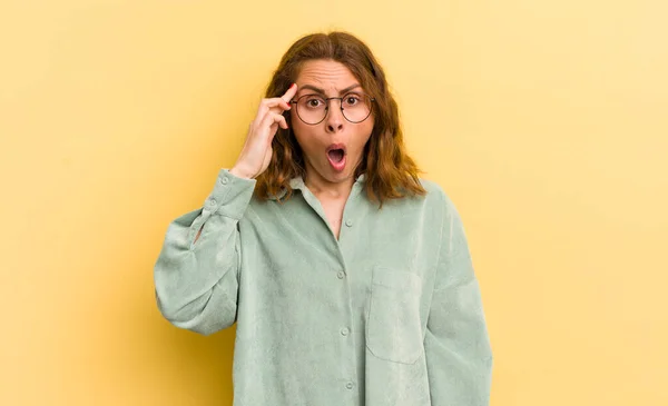 Giovane Bella Donna Guardando Sorpreso Bocca Aperta Scioccato Realizzando Nuovo — Foto Stock