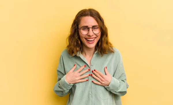 Jovem Bonita Mulher Olhando Feliz Surpreso Orgulhoso Animado Apontando Para — Fotografia de Stock