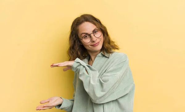 Jonge Mooie Vrouw Houden Van Een Object Met Beide Handen — Stockfoto