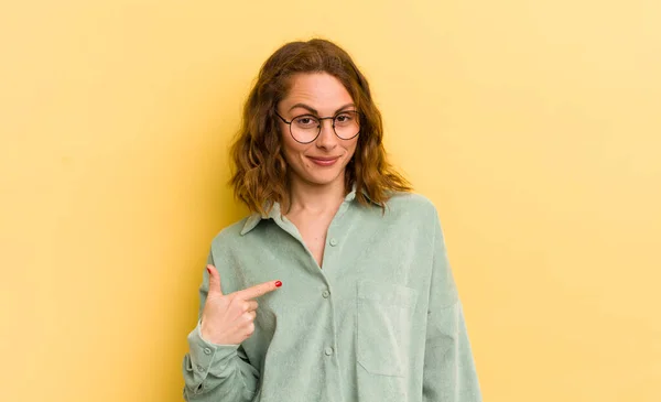 Joven Bonita Mujer Buscando Orgulloso Seguro Feliz Sonriendo Señalando Mismo — Foto de Stock