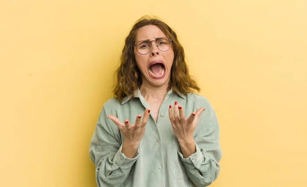 Jeune Jolie Femme Regardant Désespérée Frustrée Stressée Malheureuse Agacée Criant — Photo