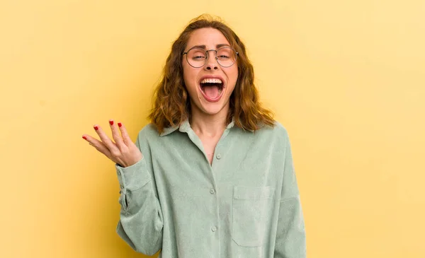Jonge Mooie Vrouw Die Zich Gelukkig Verrast Vrolijk Voelt Lachend — Stockfoto