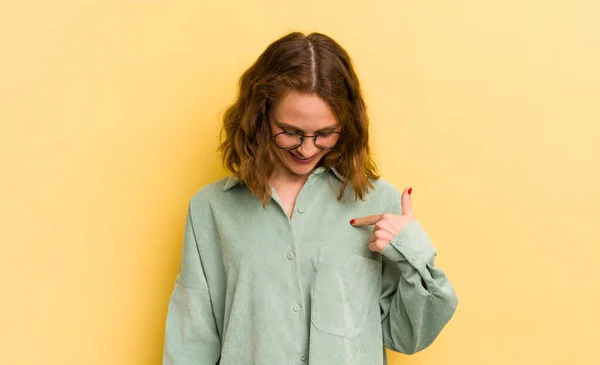 Jonge Mooie Vrouw Glimlachen Vrolijk Terloops Naar Beneden Kijken Wijzen — Stockfoto