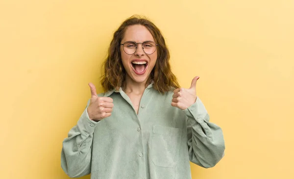 Jovem Mulher Bonita Sorrindo Amplamente Olhando Feliz Positivo Confiante Bem — Fotografia de Stock