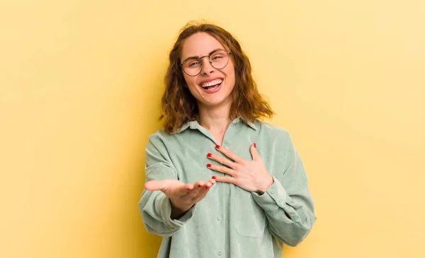 Jovem Mulher Bonita Sentindo Feliz Apaixonada Sorrindo Com Uma Mão — Fotografia de Stock