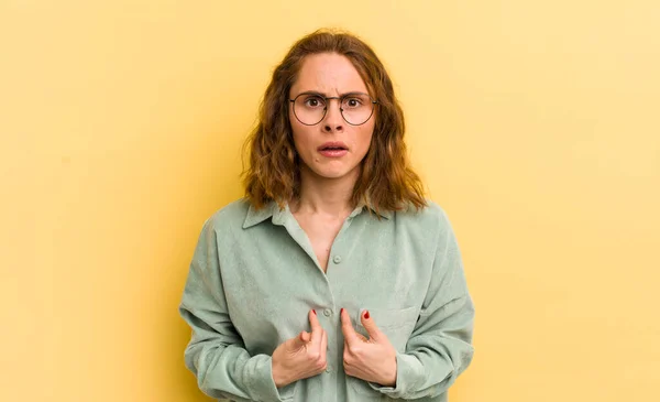 Junge Hübsche Frau Die Mit Einem Verwirrten Und Verwirrten Blick — Stockfoto