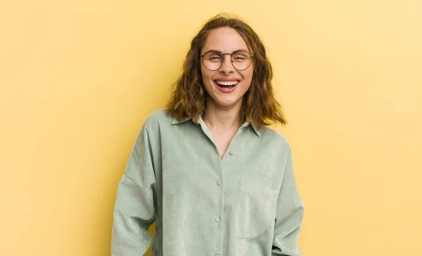 Jovem Mulher Bonita Sorrindo Alegre Casualmente Com Uma Expressão Positiva — Fotografia de Stock