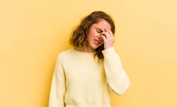 Joven Bonita Mujer Sintiéndose Estresada Infeliz Frustrada Tocando Frente Sufriendo —  Fotos de Stock