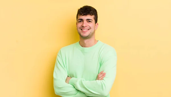 Jovem Bonito Homem Sorrindo Para Câmera Com Braços Cruzados Uma — Fotografia de Stock