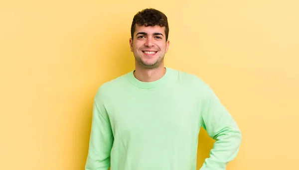 Jovem Bonito Homem Sorrindo Feliz Com Uma Mão Quadril Confiante — Fotografia de Stock