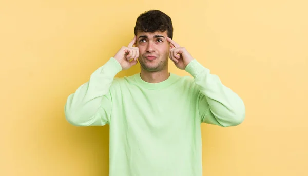 Jovem Homem Bonito Sentindo Confuso Duvidoso Concentrando Uma Ideia Pensando — Fotografia de Stock