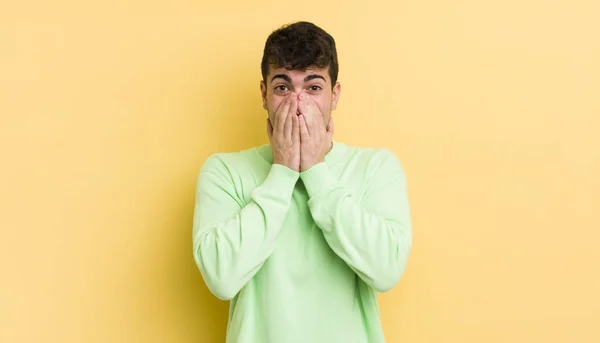 Joven Guapo Hombre Buscando Feliz Alegre Afortunado Sorprendido Cubriendo Boca — Foto de Stock