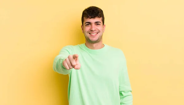 Joven Hombre Guapo Apuntando Cámara Con Una Sonrisa Satisfecha Segura — Foto de Stock