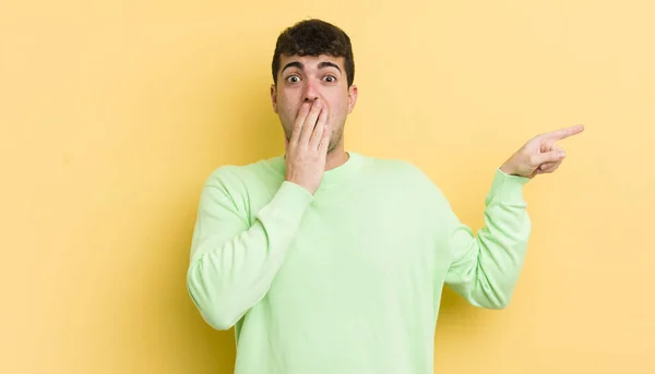 Jovem Homem Bonito Sentindo Feliz Chocado Surpreso Cobrindo Boca Com — Fotografia de Stock