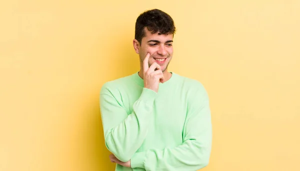 Joven Hombre Guapo Sonriendo Con Una Expresión Feliz Segura Con — Foto de Stock