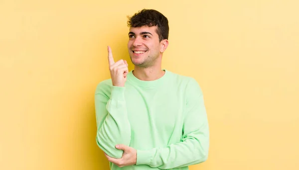 Joven Hombre Guapo Sonriendo Felizmente Mirando Hacia Los Lados Preguntándose — Foto de Stock