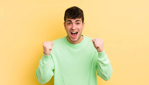 Fiatal Jóképű Férfi Érzés Megdöbbent Izgatott Boldog Nevetés Ünneplő Siker — Stock Fotó