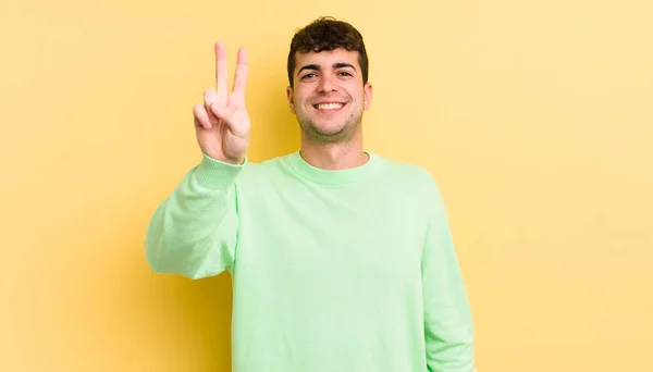 Jovem Homem Bonito Sorrindo Olhando Feliz Despreocupado Positivo Gesticulando Vitória — Fotografia de Stock