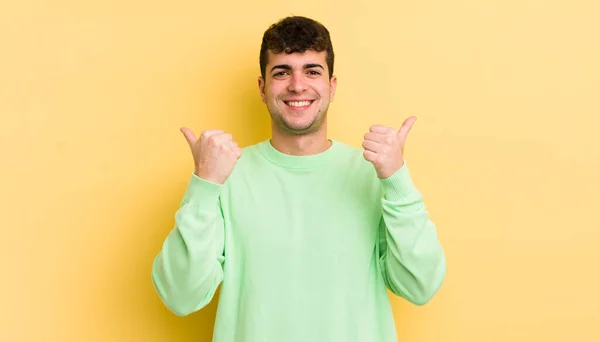 Jonge Knappe Man Glimlachen Vrolijk Kijken Gelukkig Gevoel Zorgeloos Positief — Stockfoto