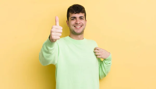 Jovem Homem Bonito Sentindo Orgulhoso Despreocupado Confiante Feliz Sorrindo Positivamente — Fotografia de Stock