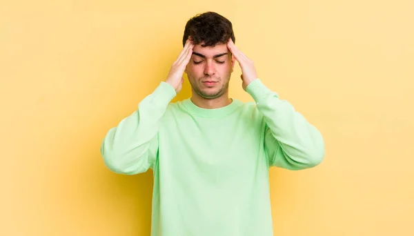 Jonge Knappe Man Zoek Geconcentreerd Attent Geïnspireerd Brainstormen Verbeelden Met — Stockfoto