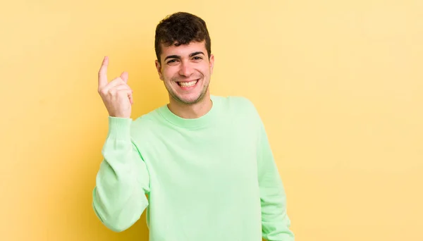 Joven Hombre Guapo Sonriendo Sintiéndose Despreocupado Relajado Feliz Bailando Escuchando —  Fotos de Stock