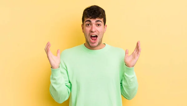 Jovem Homem Bonito Sentindo Feliz Animado Surpreso Chocado Sorrindo Surpreso — Fotografia de Stock