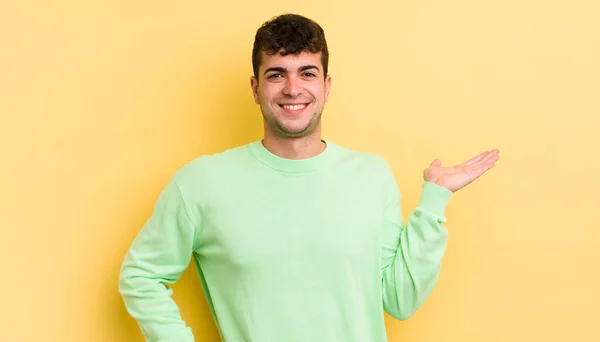 Jovem Homem Bonito Sorrindo Sentindo Confiante Bem Sucedido Feliz Mostrando — Fotografia de Stock