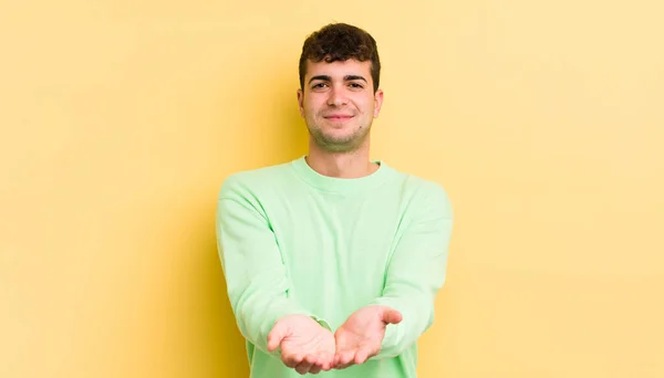 Jonge Knappe Man Glimlachend Vrolijk Met Vriendelijke Zelfverzekerde Positieve Uitstraling — Stockfoto