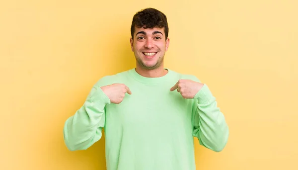 Jonge Knappe Man Die Zich Gelukkig Verrast Trots Voelt Wijzend — Stockfoto