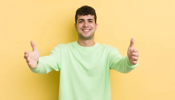 Joven Hombre Guapo Sonriendo Alegremente Dando Cálido Amistoso Cariñoso Abrazo —  Fotos de Stock