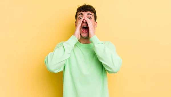 Jovem Homem Bonito Sentindo Feliz Animado Positivo Dando Grande Grito — Fotografia de Stock