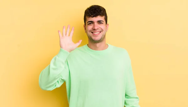 Νεαρός Όμορφος Άντρας Χαμογελά Χαρούμενος Και Χαρούμενος Χαιρετώντας Χέρι Καλωσορίζοντας — Φωτογραφία Αρχείου