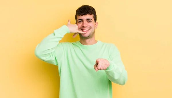 Mladý Pohledný Muž Vesele Usmívá Ukazuje Kameru Zatímco Vám Volá — Stock fotografie